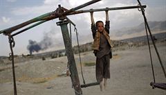 Hrající si afgánský chlapec.