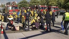 Záchranái se starají o ranné po útoku v San Bernardinu.