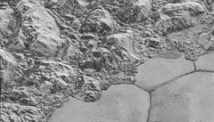 Detail trpaslií planety Pluto.