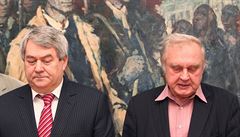 Miloslav Ransdorf a Vojtch Filip (oba KSM) pi setkání s novinái kvli...