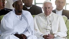 Pape Frantiek vedle Tidianiho Moussy Naibiho, imáma meity Koudoukou ve...