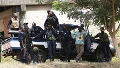Písluníci policie SAR u stadionu v Bangui.