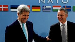 Americký ministr zahranií John Kerry (vlevo) s generálním tajemníkem NATO...