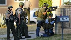 Policejní operace i nadále probíhá ve mst Redlands nedaleko San Bernardina.