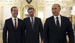 Mocná trojka. Zleva ruský premiér Dmitrij Medvedv, éf prezidentské kanceláe...