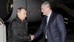 Vladimir Putin se po píletu do Simferopolu zdraví s éfem prokremelského...