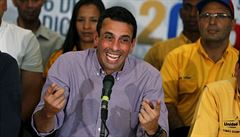 Radost z vítzství. Opoziní pedák Henrique Capriles na povolební tiskové...