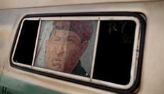 Obraz zesnulého Huga Chaveze na oknu autobusu.