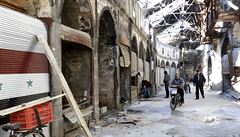 Obyvatelé Homsu opravují své zniené obchody.