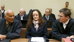Beate Zschäpeová se svými obhájci Borchertem a Graselem v soudní síni.