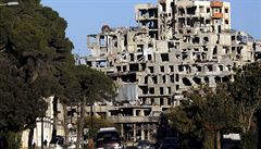 Z mnohých budov v centru Homsu zbyly jen betonové kostry.
