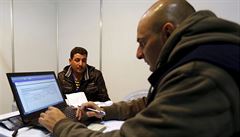 Syrský uprchlík registruje svoji rodinu v kanadském hotspotu v jordánském...