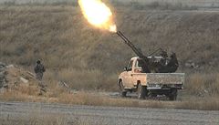 Bojovník Islámského státu odpaluje z dodávky protiletadlovou stelu (snímek...