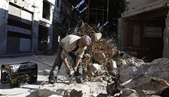 Dlník pracuje na oprav znieného trit v Homsu.