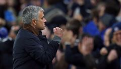Trenér Chelsea José Mourinho se raduje z gólu.