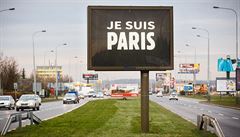 Kampa Je Suis Paris, která je vidt po celé Praze, si zadal majitel a...