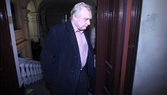 Miloslav Ransdorf dorazil do sídla KSM v ulici Politických vz, kde vysvtlí...