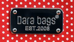Detail kabelky s logem firmy Dara bags
