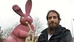 Negativní i pozitivní ohlasy budí v Plzni socha obího rového králíka...