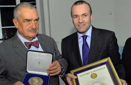 Schwarzenberg dostal Schumanovu medaili za zásluhy o mír a Evropu. Jako první...