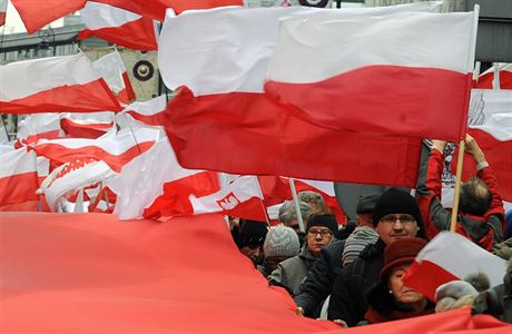 Poláci demonstrují na podporu vládní strany.