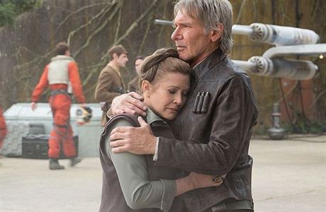 Harrison Ford (jako Han Solo) a Carrie Fisherov (princezna Leia) se vrac ke...