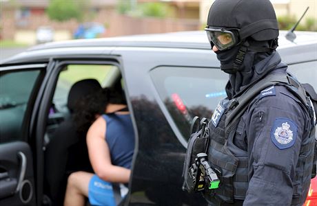 Australtí policisté zasahují proti osobám podezelým ze spolupráci s...