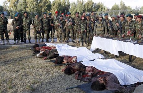 Afghántí vojáci u tl zabitých bojovník Talibanu.