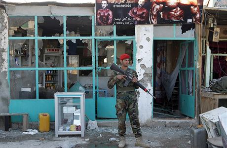 Afghnsk vojk ped obchodem vyplench bhem toku Talibanu na kandahrsk...