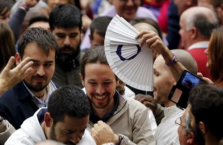 Pablo Iglesias (uprosted s dlouhmi vlas) v obklopen svch stoupenc na...