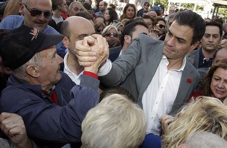 Lídr socialist Pedro Sánchez se zdraví s volii.