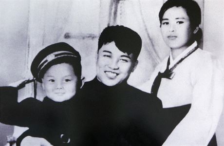 Pyní rodie. Malý Kim ong-il s otcem a matkou.