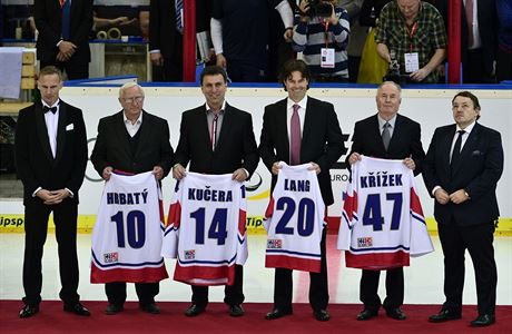 Do Sn slvy eskho hokeje byli 17. prosince slavnostn uvedeni Jan Hrbat,...