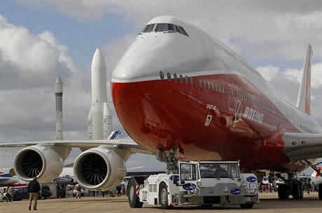 Boeing 747-8 stojící na francouzském letiti.