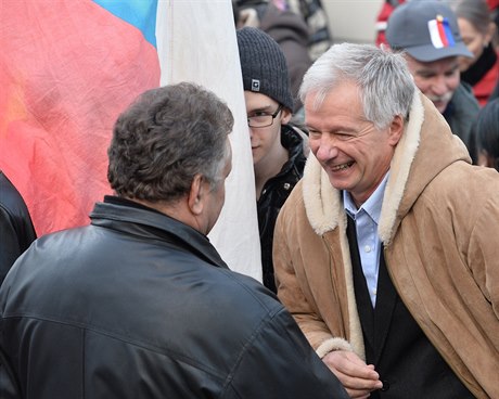 Na shromádní vystoupil bývalý pedseda republikán Miroslav Sládek (vpravo).