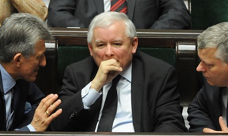 Lídr polské vládnoucí strany Jaroslaw Kaczynski naslouchá zákonodárcm bhem...