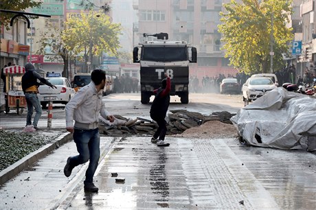 Turecko zakroilo proti PKK, do ulic vylo tisíce Kurd