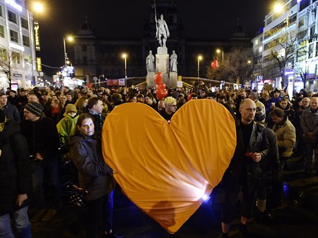 V rámci akce Srdce na Hrad nesou od sochy svatého Václava run vyrobené srdce