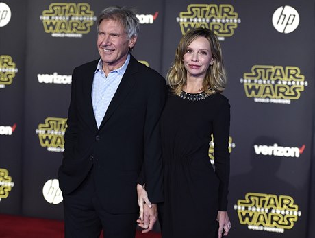 Harrison Ford s manelkou, herekou Calistou Flockhart na premiée filmu Star...