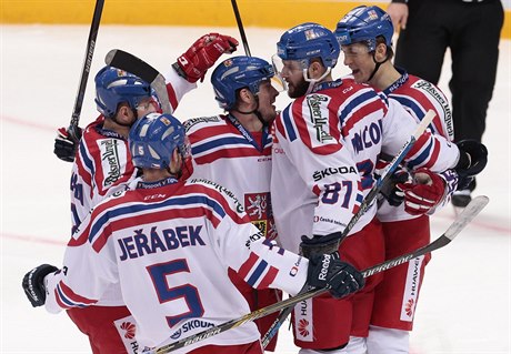 Čeští hokejisté se radují ze vstřelené branky.