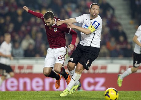 Na archivním snímku Pavel Horváth zastavuje Josefa Hubauera.