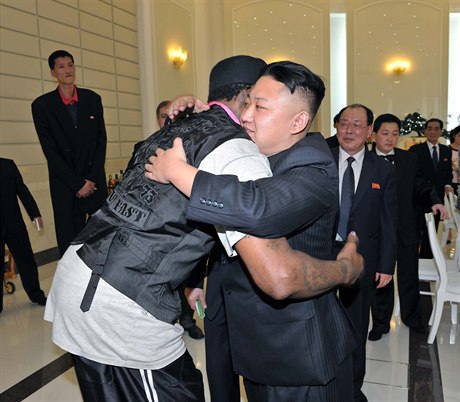 Dennis Rodman a Kim ong-Un v objetí.