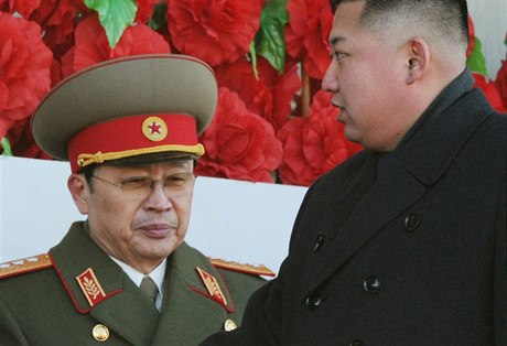 ang Song-tchek (vlevo), strýc Kim ong-una (vpravo) a bývalá mocenská dvojka...