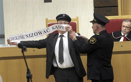 Protestující mu naruil zasedání polského ústavního soudu ve Varav.