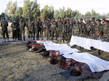 Afghántí vojáci u tl zabitých bojovník Talibanu.