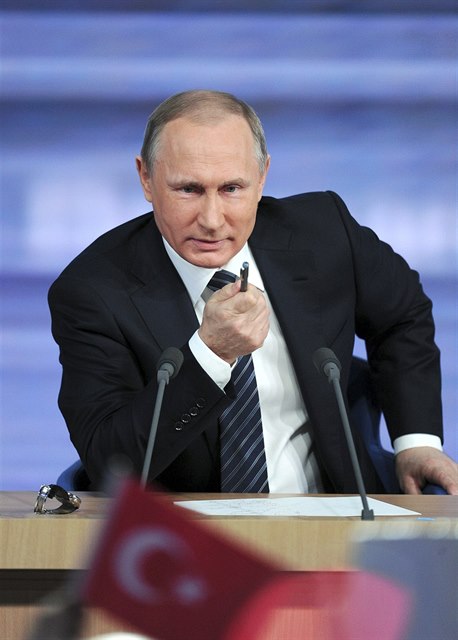 Vladimir Putin zodpovídá otázky noviná na tradiním brífinku.