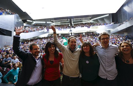 Kampa Podemos v Seville. f hnut Iglesias tet zleva.