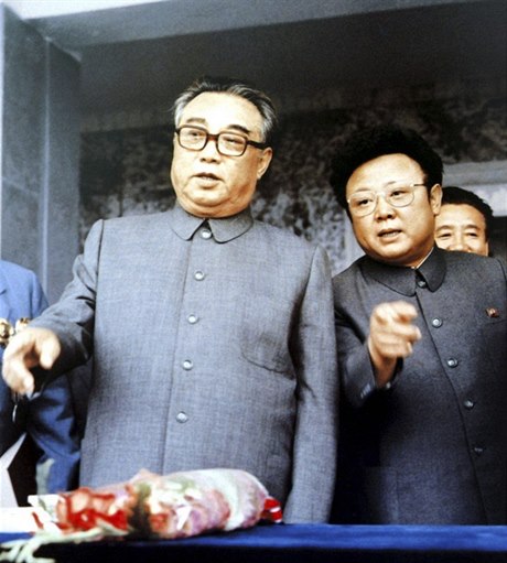 Dva Kimové. Kim ong-il (vpravo) s otcem Kim Ir-senem na snímku z roku 1983.