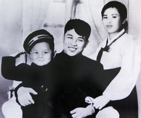 Pyní rodie. Malý Kim ong-il s otcem a matkou.