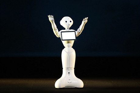 Na snímku robot Pepper, který prý dokáže rozluštit lidské city